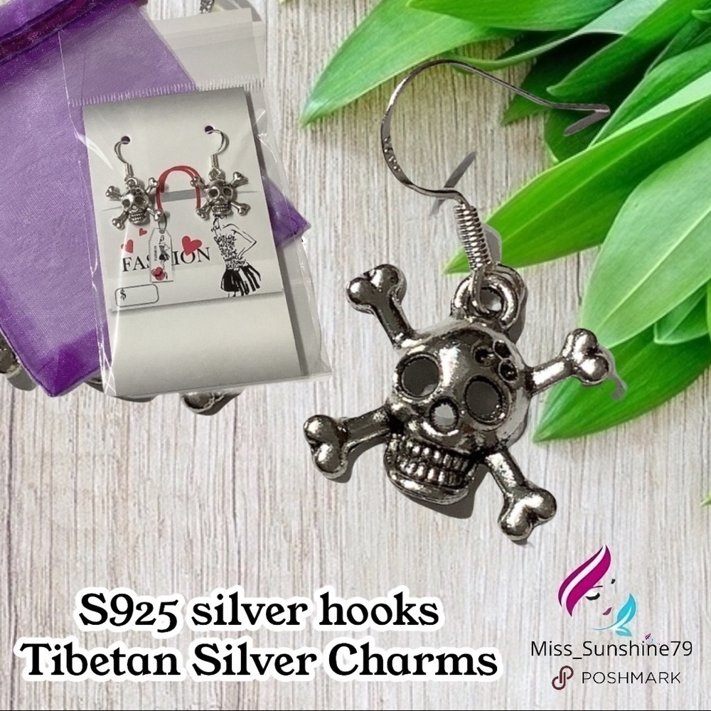 NIP - small SKULL earrings on 925 silver hook
